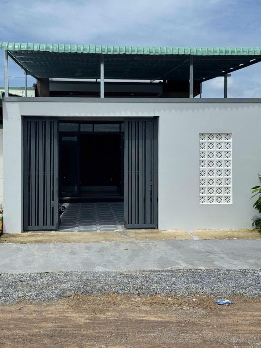 NHÀ ĐẸP LONG HOA! 171m² có sân ô tô, gần chợ/trường. Pháp lý hoàn chỉnh. Giá 1.6 Tỷ chốt nhanh.