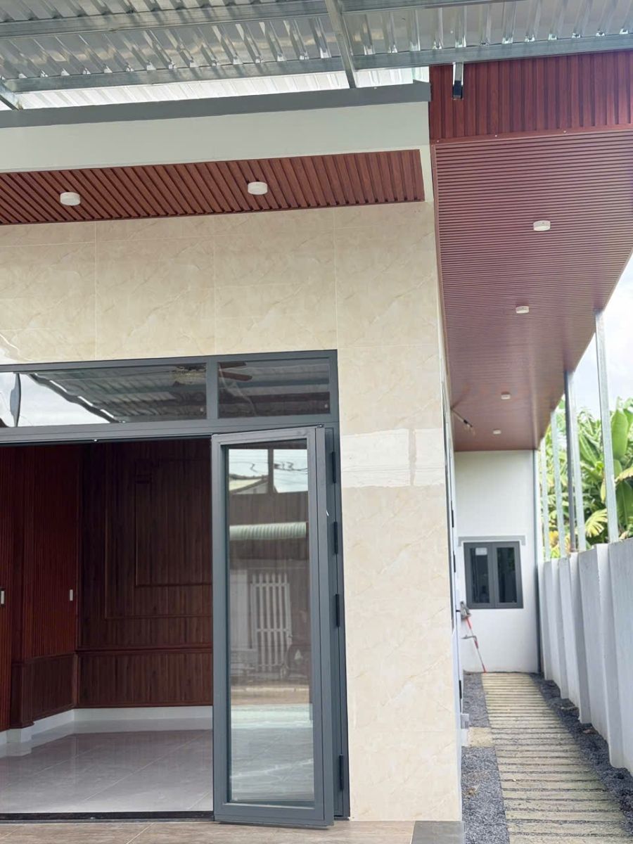 NHÀ ĐẸP LONG HOA! 171m² có sân ô tô, gần chợ/trường. Pháp lý hoàn chỉnh. Giá 1.6 Tỷ chốt nhanh.