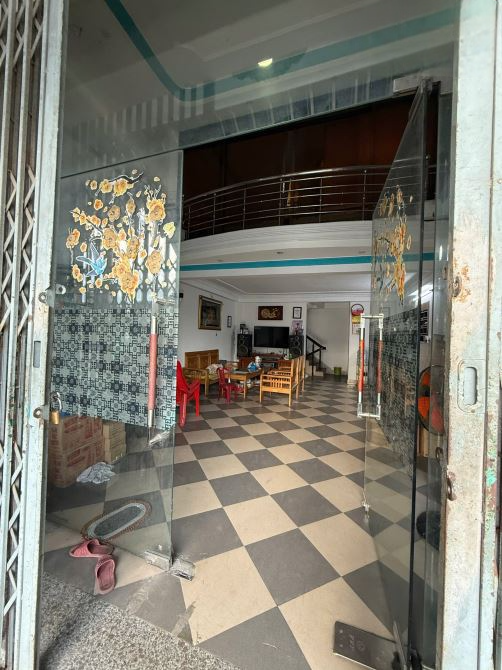 Nhà 2,5 tầng MT Đường Trường Chinh . ko phải bên đường ray nơi đông dân
