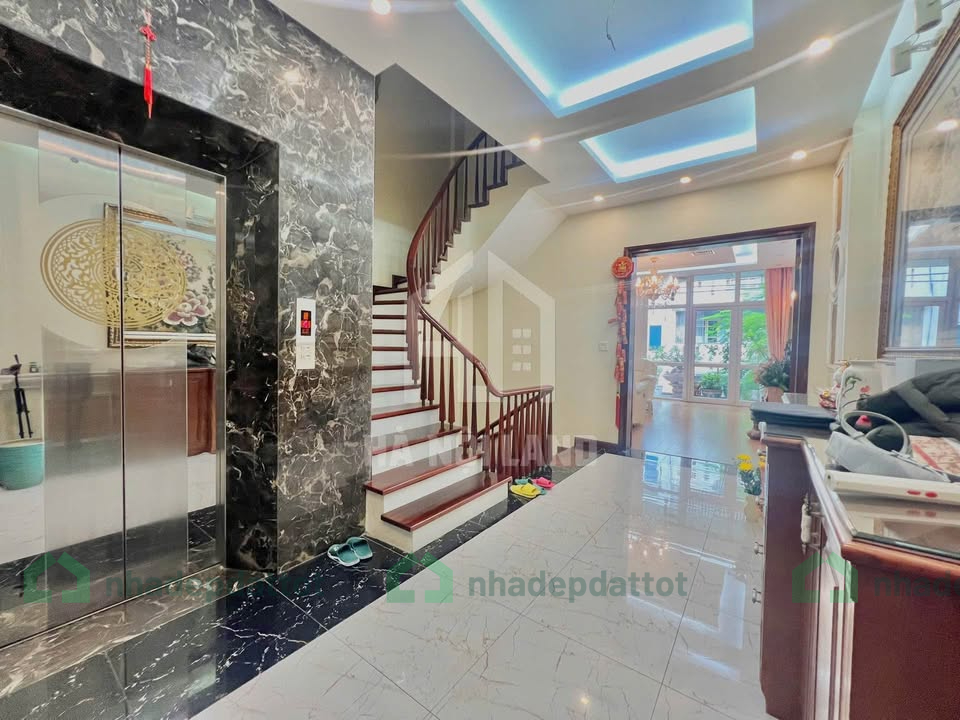 Siêu phẩm nhà 7 tầng thang máy, ô tô tránh, 92m2