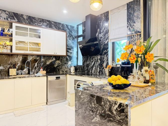 Bán nhà Nguyễn Khánh Toàn, Lô Góc, View Công viên, DT 120m, MT8m, Thang máy, 69.5 Tỷ.
