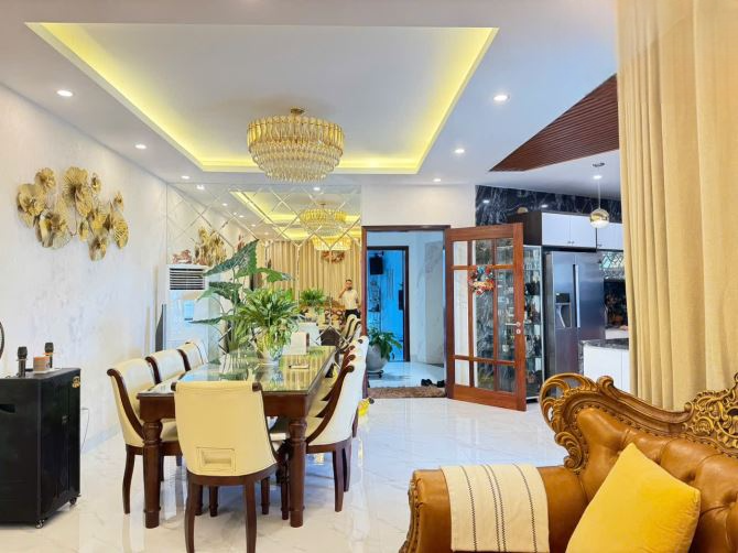 Bán nhà Nguyễn Khánh Toàn, Lô Góc, View Công viên, DT 120m, MT8m, Thang máy, 69.5 Tỷ.