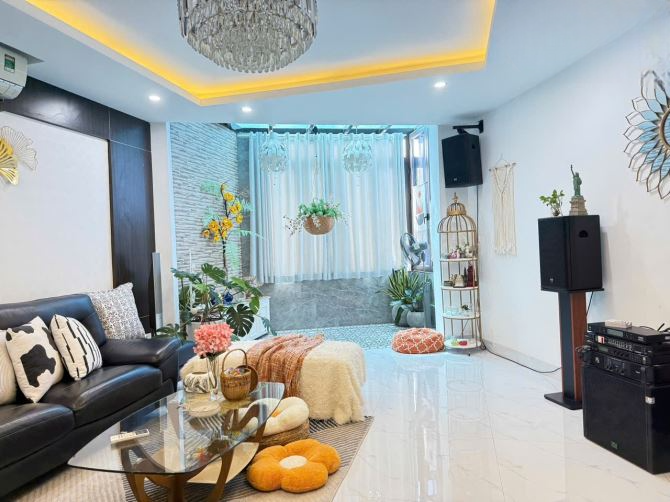 Bán nhà Nguyễn Khánh Toàn, Lô Góc, View Công viên, DT 120m, MT8m, Thang máy, 69.5 Tỷ.