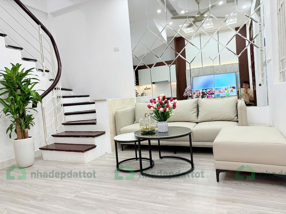 RẺ HƠN VÀNG – CHÍNH CHỦ CẦU GIẤY – NHÀ ĐẸP MỚI 5 TẦNG – BA GÁC TẬN CỬA – FULL NỘI THẤT CHÂU ÂU