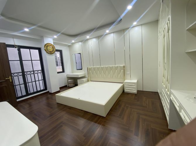 Nhà mới phố Minh Khai, thang máy nhập, nội thất xịn, có sân để xe riêng, ngõ thông rộng.