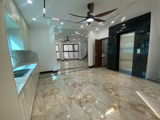 Nhà mới phố Minh Khai, thang máy nhập, nội thất xịn, có sân để xe riêng, ngõ thông rộng.