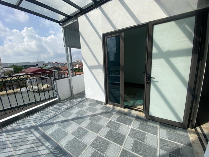 Nhà mới phố Minh Khai, thang máy nhập, nội thất xịn, có sân để xe riêng, ngõ thông rộng.