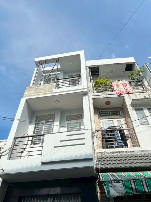 Bán nhà sổ riêng, giáp q1, nhỉnh 5T. 3 lầu, 4pn.
