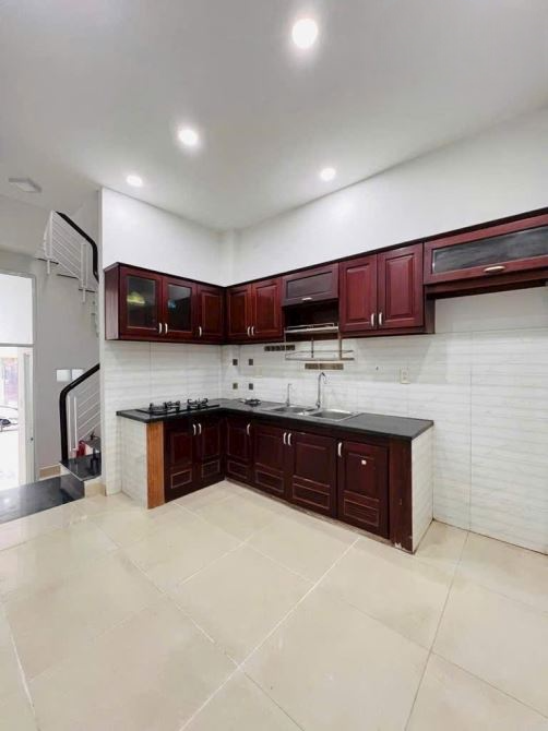 Bán nhà sổ riêng, giáp q1, nhỉnh 5T. 3 lầu, 4pn.