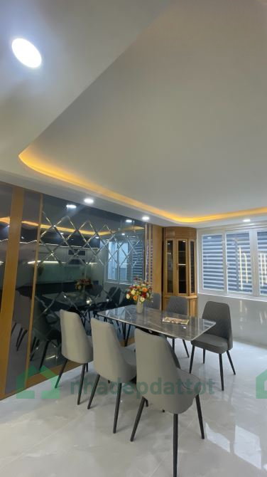 NHÀ ĐẸP 4 TẦNG CÓ THANG MÁY – NỘI THẤT GỖ CAO CẤP – GẦN CÔNG VIÊN, CHỢ, TRƯỜNG HỌC