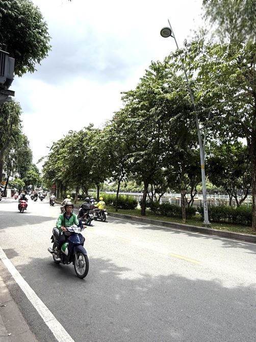 Bán nhà MẶT TIỀN Trường sa PN, 4 tầng, có ban công, chỉ 6.x tỷ