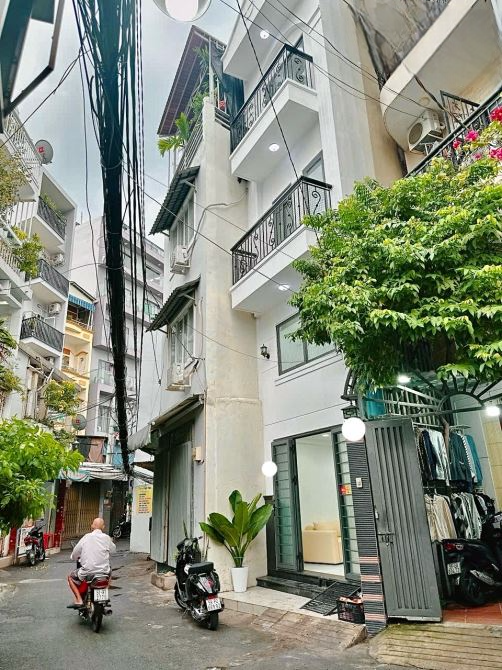NHÀ 4 TẦNG MTKD, VỊ TRÍ ĐẮT GIÁ, trung tâm khu cao tầng Phan Xích Long sầm uất - 6,5 TỶ