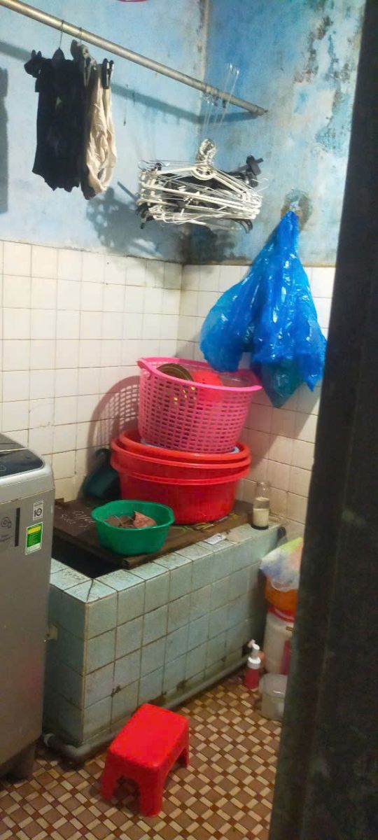 Nhà tập thể 4 lầu - bán lầu 2 - địa chỉ 194 Võ Văn Kiệt phường Bến Thành Quận 1 -  ngang 5, 75 m - dài 29,81m - giá 8 tỷ 1
