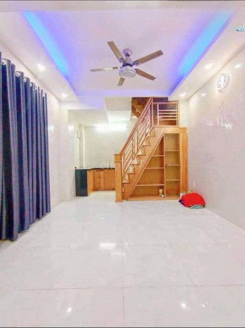 Chỉ 3 tỷ hơn. Nhà 3 tầng còn mới. Gồm 2PN. 3WC. Hoàn công đầy đủ. Ngay Tô Hiến Thành. Q10.