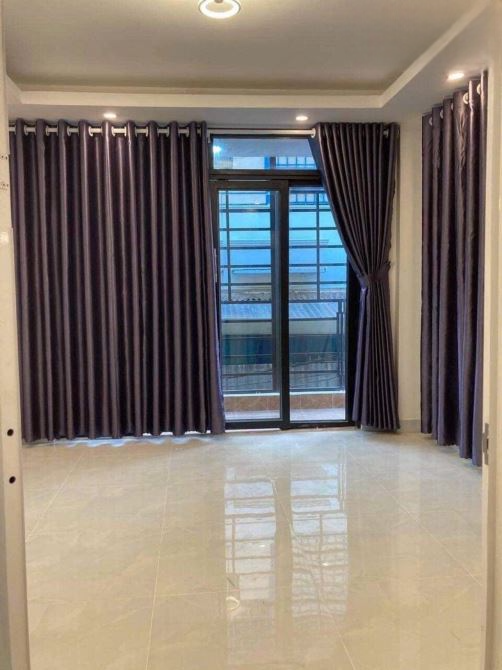 Chỉ 3 tỷ hơn. Nhà 3 tầng còn mới. Gồm 2PN. 3WC. Hoàn công đầy đủ. Ngay Tô Hiến Thành. Q10.