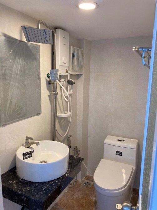 Chỉ 3 tỷ hơn. Nhà 3 tầng còn mới. Gồm 2PN. 3WC. Hoàn công đầy đủ. Ngay Tô Hiến Thành. Q10.