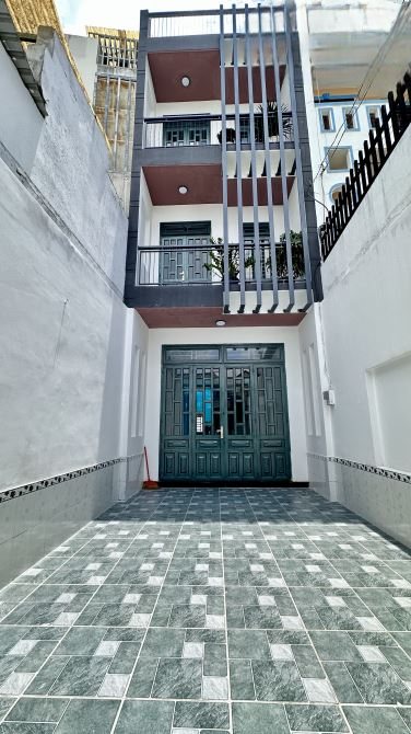 Siêu Hiếm, Nhà 3 tầng 132m2, sân rộng. Đường xe tải ngay Hiệp Thành CiTy