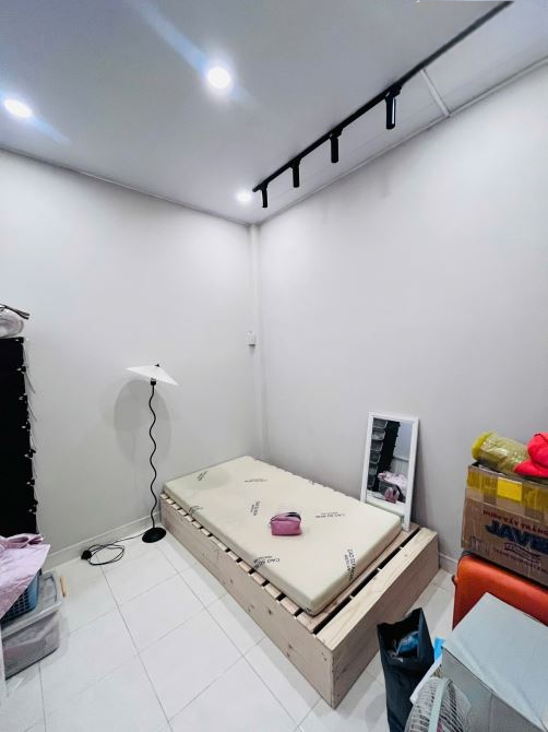 Nhà Bán Lô Góc Hẻm Xe Hơi Âu Dương Lân , DTSD gần 70m2 , Đúc Kiên Cố , Ngang 4m , SHR ,