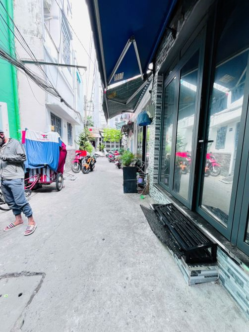Nhà Bán Lô Góc Hẻm Xe Hơi Âu Dương Lân , DTSD gần 70m2 , Đúc Kiên Cố , Ngang 4m , SHR ,
