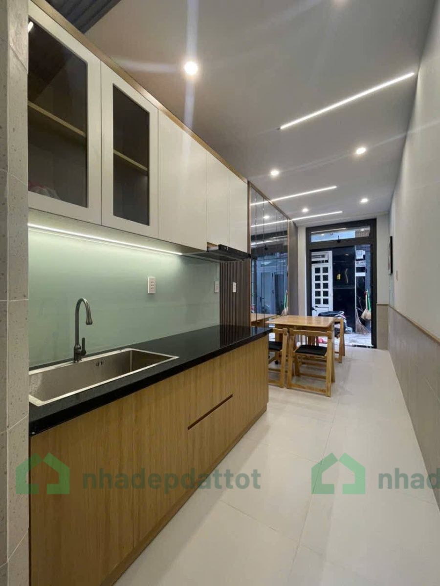 Nhà mới Lạc Long Quân, P10 - 2 lầu 1 trệt - 2.X tỷ - 15m2