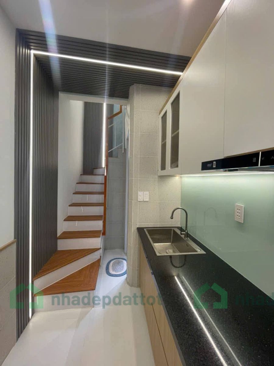 Nhà mới Lạc Long Quân, P10 - 2 lầu 1 trệt - 2.X tỷ - 15m2