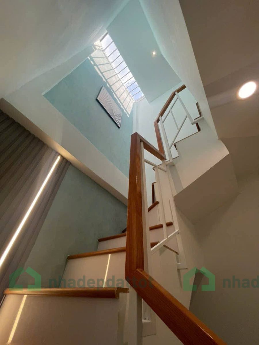 Nhà mới Lạc Long Quân, P10 - 2 lầu 1 trệt - 2.X tỷ - 15m2
