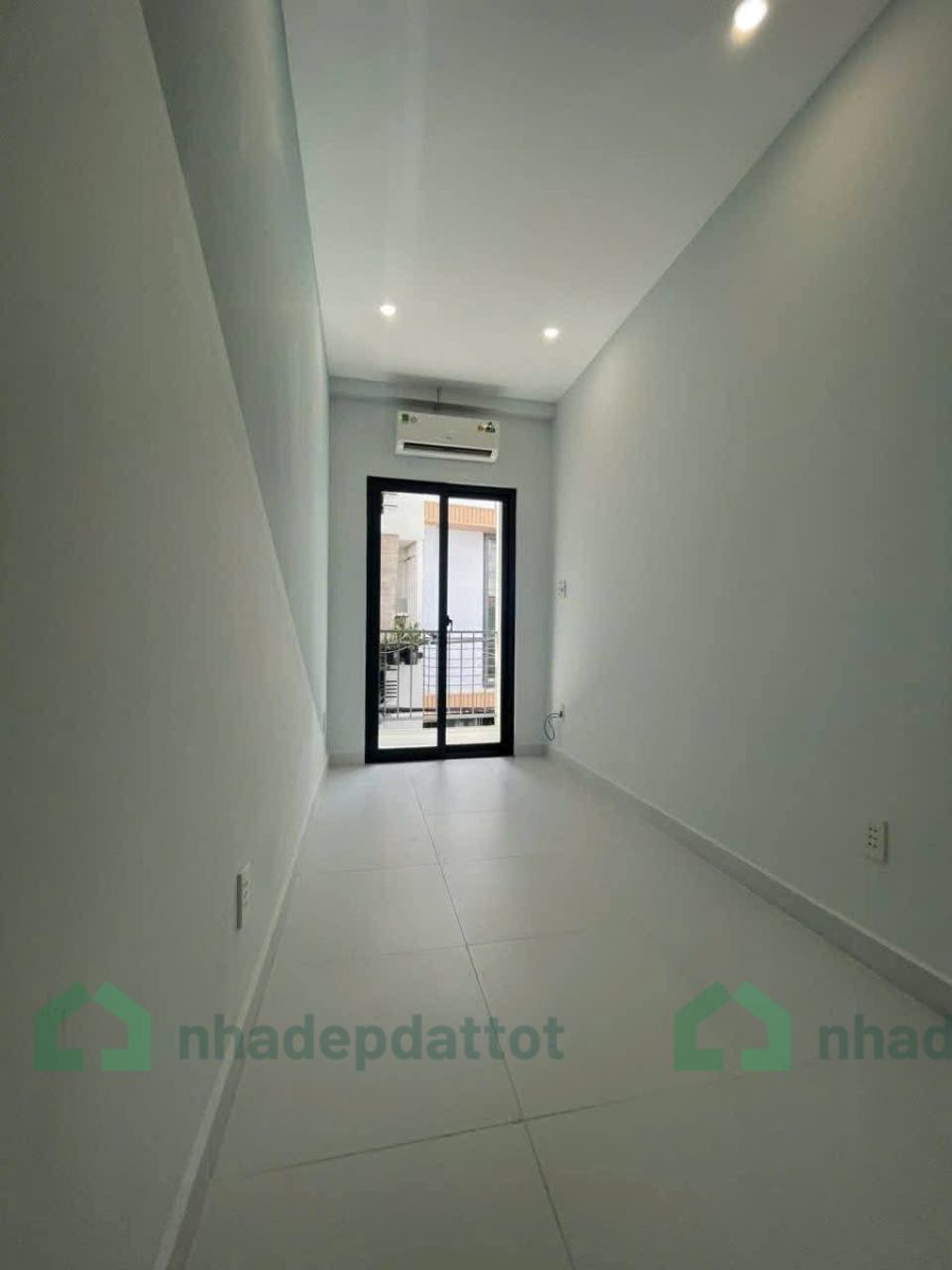 Nhà mới Lạc Long Quân, P10 - 2 lầu 1 trệt - 2.X tỷ - 15m2