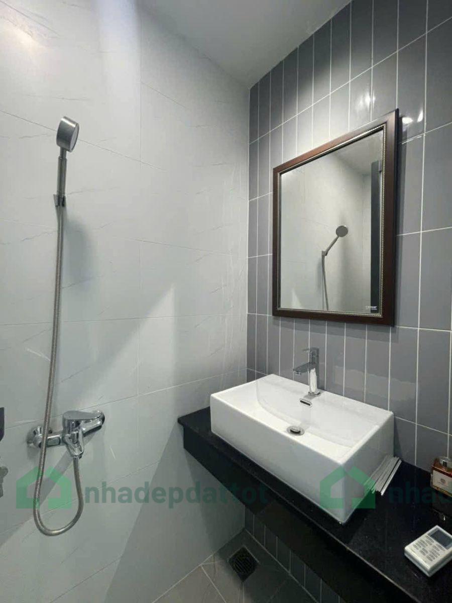 Nhà mới Lạc Long Quân, P10 - 2 lầu 1 trệt - 2.X tỷ - 15m2