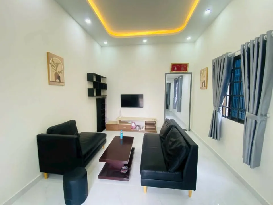 Nhà lô góc 2 mặt tiền hẻm oto thoáng mát