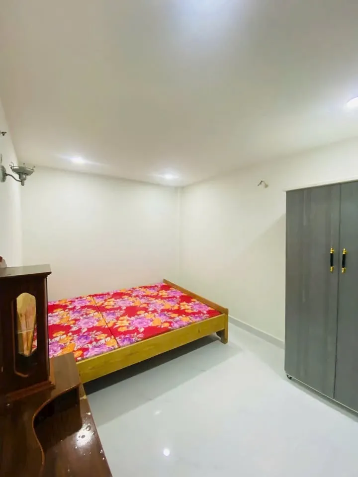 Nhà lô góc 2 mặt tiền hẻm oto thoáng mát