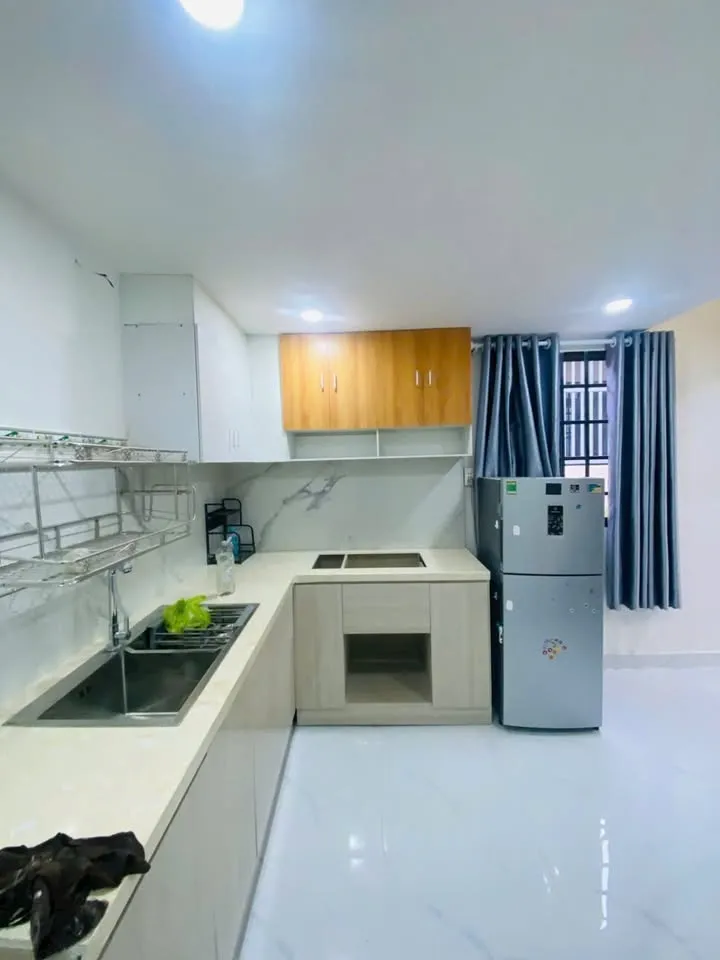 Nhà lô góc 2 mặt tiền hẻm oto thoáng mát